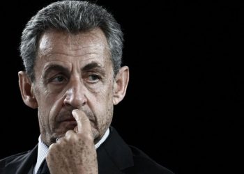 Tension në burg: Ish-presidenti Nicolas Sarkozy përballet me kërcënime nga të burgosurit e tjerë, videoja shpërndahet masivisht në rrjet.