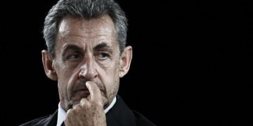 Tension në burg: Ish-presidenti Nicolas Sarkozy përballet me kërcënime nga të burgosurit e tjerë, videoja shpërndahet masivisht në rrjet.