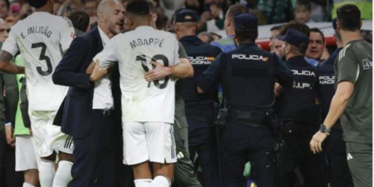 Tensioni i madh në El Clasico detyroi ndërhyrjen e Policisë Kombëtare
