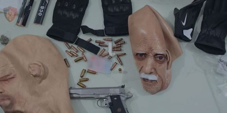 Tentativa për të grabitur argjendarinë në qendër të Shkodrës, i riu që frikësoi me armë pronarin e dyqanit arrestohet pas një muaji.