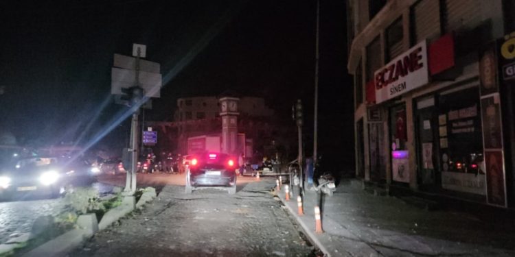 Tërmeti me magnitudë 6.1 ballë goditi Balıkesirin, por fatmirësisht pa viktima; lëkundjet u ndjenë gjithashtu në Stamboll dhe Izmir.