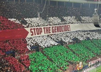 Tifozët e Gallatasarait para ndeshjes së Championsit, shfaqën një mesazh mbështetjeje për Palestinën, me tekstin: Ndal gjenocidit.