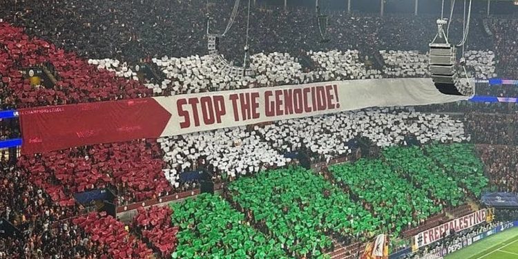 Tifozët e Gallatasarait para ndeshjes së Championsit, shfaqën një mesazh mbështetjeje për Palestinën, me tekstin: Ndal gjenocidit.