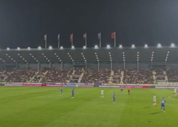 Tifozët serbë injorojnë thirrjen e UEFA-s dhe vazhdojnë të brohorasin “Kosova është Serbi,” duke treguar se turpi i tyre nuk ka kufij.