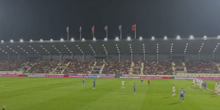 Tifozët serbë injorojnë thirrjen e UEFA-s dhe vazhdojnë të brohorasin “Kosova është Serbi,” duke treguar se turpi i tyre nuk ka kufij.