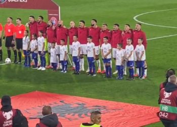 Tifozët serbë sërish sjellin skandale, vërshëllejnë himnin shqiptar. Yjet kuqezi vazhdojnë të injorojnë provokimet dhe e nderojnë simbolin kombëtar.