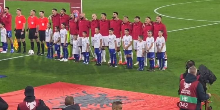 Tifozët serbë sërish sjellin skandale, vërshëllejnë himnin shqiptar. Yjet kuqezi vazhdojnë të injorojnë provokimet dhe e nderojnë simbolin kombëtar.