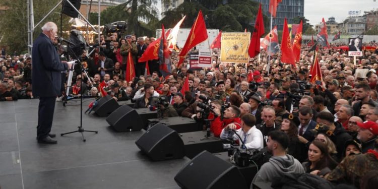 Tirana kuqezi përkrah UÇK-së, ish-presidenti Moisiu: Komandantët e UÇK-së kanë përmbushur detyrën më të madhe që njeh historia.