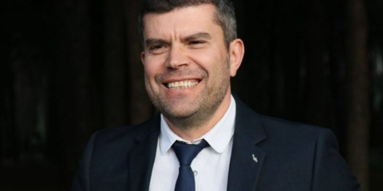 Tirana në Zgjedhje: Ermal Hasimja heq dorë nga kandidatura, mbështet Binajn; Procesi i zgjedhjeve përfundon. “Do të rikthehem në jetën time të dikurshme.”