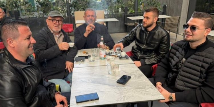 Tom Doshi largohet, kreu i PSD-së i përgjigjet Berishës: O Sali mashtrues, ndodhem në mes të Tiranës me miq dhe jo në këto paranoja si ti.