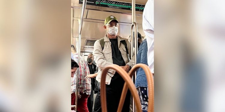 Tom Hanks bën befasinë e fansave, aktori i njohur i Hollivudit kapet në fotografi teksa udhëton me metronë në Nju Jork.