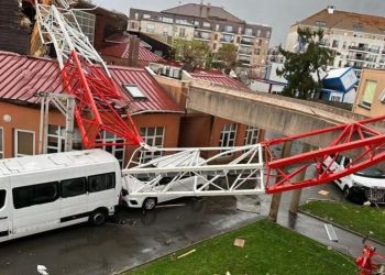 Tornado e fuqishme godet veriun e Parisit; një viktimë dhe disa të plagosur, rrëzohen vinça dhe shkatërrohen ndërtesa.