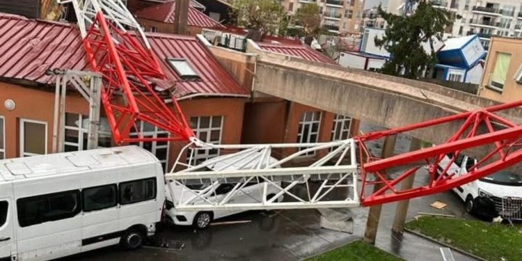 Tornado e fuqishme godet veriun e Parisit; një viktimë dhe disa të plagosur, rrëzohen vinça dhe shkatërrohen ndërtesa.