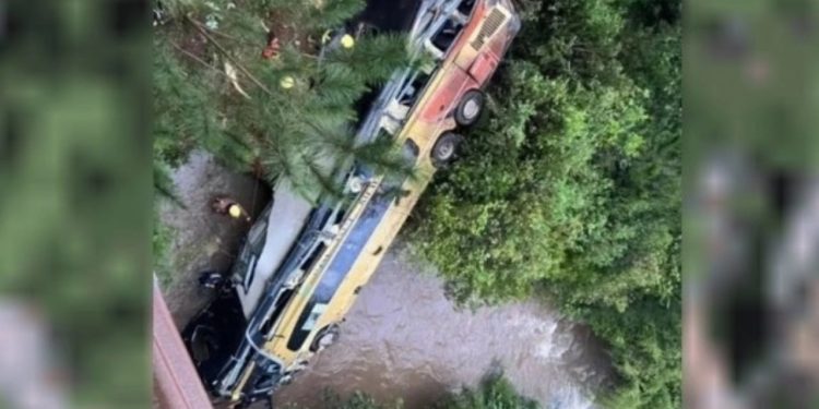 Tragjedi në Argjentinë: Autobusi godet një makinë dhe përfundon në lumë, 9 të vdekur dhe 29 të plagosur