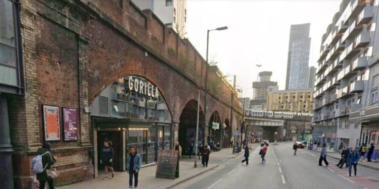 Tragjedi në Mançester: Shkaku i vdekjes së punonjëses 19-vjeçare të barit, ndalime për lëndë narkotike.