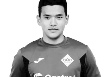 Tragjedi në botën e futbollit, një lojtar 19-vjeçar humb jetën pas një kolapsi gjatë ndeshjes.