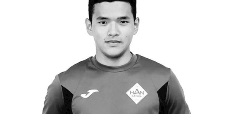 Tragjedi në botën e futbollit, një lojtar 19-vjeçar humb jetën pas një kolapsi gjatë ndeshjes.