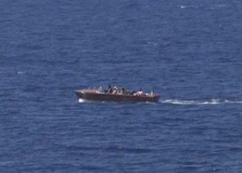 Tragjedi në bregdetin e Afrikës Veriore, 40 njerëz humbin jetën pas fundosjes së një varke të mbushur me emigrantë.