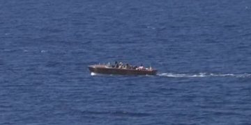Tragjedi në bregdetin e Afrikës Veriore, 40 njerëz humbin jetën pas fundosjes së një varke të mbushur me emigrantë.