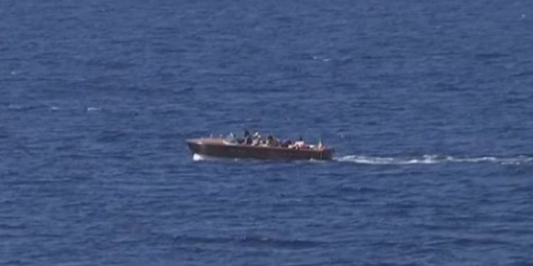 Tragjedi në bregdetin e Afrikës Veriore, 40 njerëz humbin jetën pas fundosjes së një varke të mbushur me emigrantë.