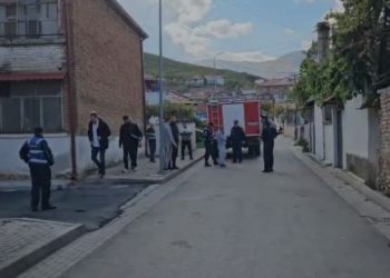 Tragjedia në Maliq: Rritet numri i viktimave, pasi vdes nëna dhe djali 14-vjeçar është në gjendje kritike, ndërsa vajza 6-vjeçare është e lënduar.