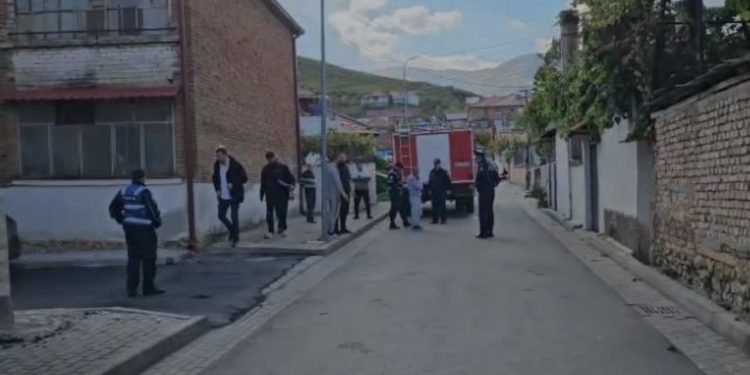 Tragjedia në Maliq: Rritet numri i viktimave, pasi vdes nëna dhe djali 14-vjeçar është në gjendje kritike, ndërsa vajza 6-vjeçare është e lënduar.