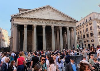 Tragjedia në Romë: një turist japonez gjen vdekjen pas rënies nga muri i jashtëm të Panteonit.