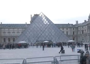 Tre ditë pas vjedhjes së xhevahireve që kapin vlerën prej 88 milionë eurosh, Muzeu i Luvrit rihap dyert për vizitorët.