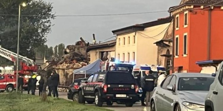 Tre karabinierë humbin jetën dhe 15 të tjerë plagosen në një shpërthim të fuqishëm në një banesë gjatë një operacioni policor në Itali.