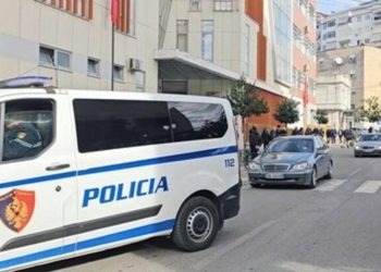 Tre policë vendosen nën masa sigurie për përfshirje në lojëra fati dhe për ndërhyrje në sistemin ‘E-GJOBA’.