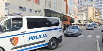Tre policë vendosen nën masa sigurie për përfshirje në lojëra fati dhe për ndërhyrje në sistemin ‘E-GJOBA’.