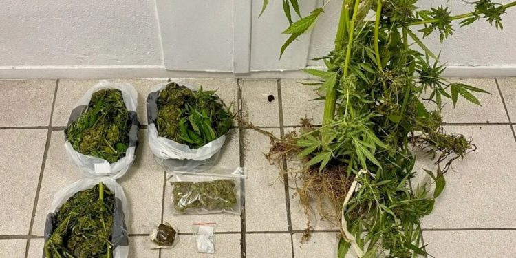 Tre shqiptarë arrestohen në Selanik për posedim droge dhe armësh.