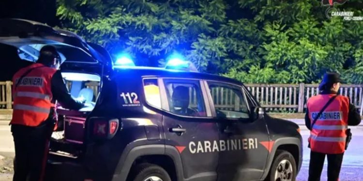 Tre shqiptarë në Itali janë arrestuar pasi dyshohet se kanë dhunuar rëndë një person për të vjedhur orën e tij të shtrenjtë.