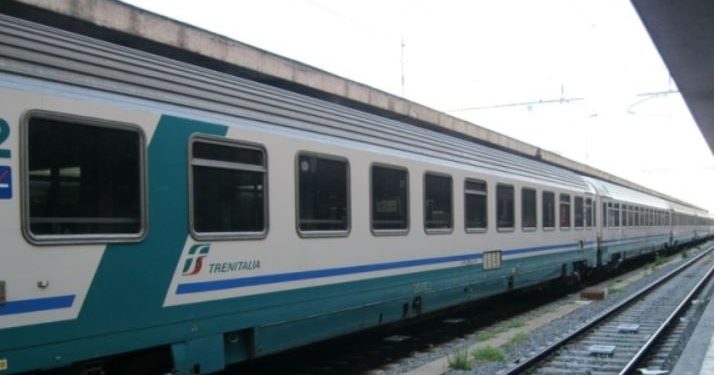 Treni në Novara godet tre të rinj, një humb jetën dhe dy të tjerë pësojnë lëndime.