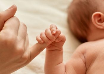 Tronditëse në Rusi: Vajza 5-vjeçare hedh vëllain e saj 21-ditësh nga dritarja për shkak të xhelozisë.