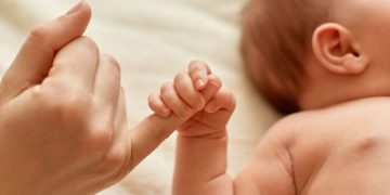 Tronditëse në Rusi: Vajza 5-vjeçare hedh vëllain e saj 21-ditësh nga dritarja për shkak të xhelozisë.