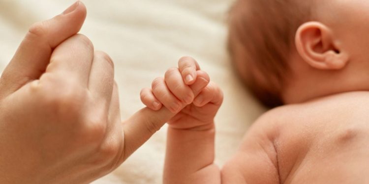 Tronditëse në Rusi: Vajza 5-vjeçare hedh vëllain e saj 21-ditësh nga dritarja për shkak të xhelozisë.
