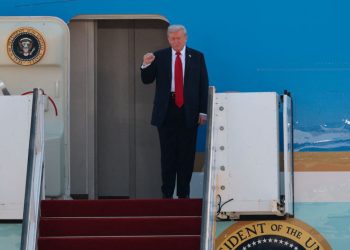 Trump arrin në Izrael me Air Force One, duke bërë grushtin lart dhe shprehur falënderim.