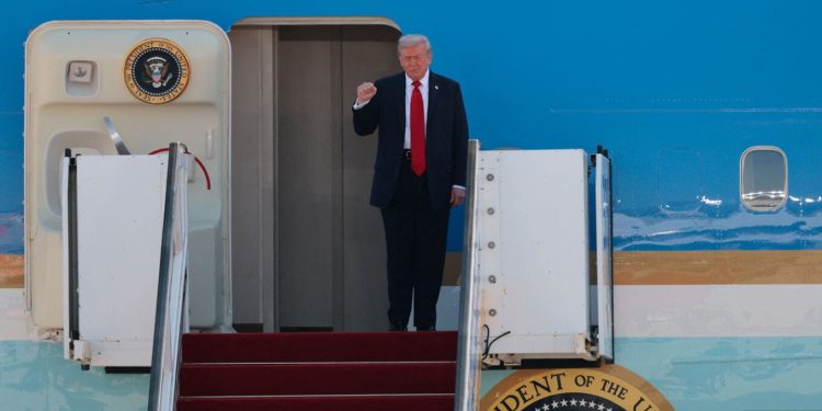 Trump arrin në Izrael me Air Force One, duke bërë grushtin lart dhe shprehur falënderim.