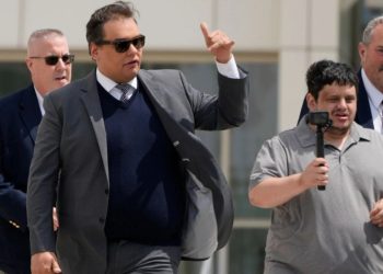 Trump i jep amnisti ish-kongresmenit republikan George Santos, i cili ishte dënuar me 7 vite burg për korrupsion dhe falsifikim identiteti.