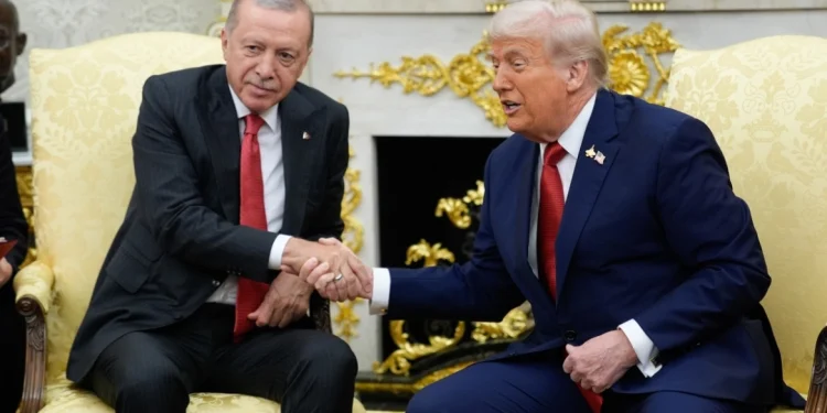 Trump kontakton Erdogan për situatën në Gazë, kërkesë për bashkëpunim dhe paqe në zonë.