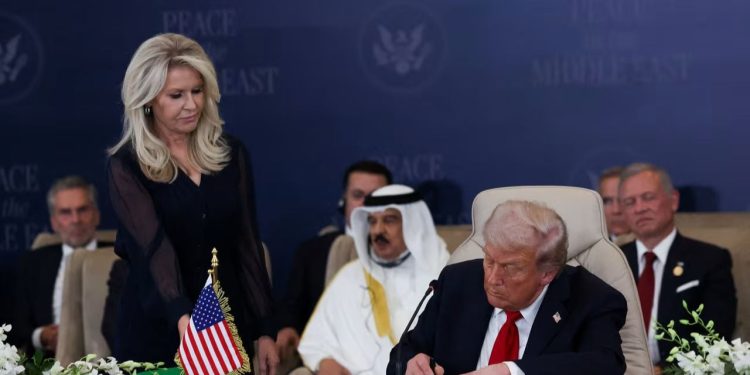 Trump nënshkruan dokumentin për planin e paqes në Gaza: U deshën tre mijë vjet për këtë moment