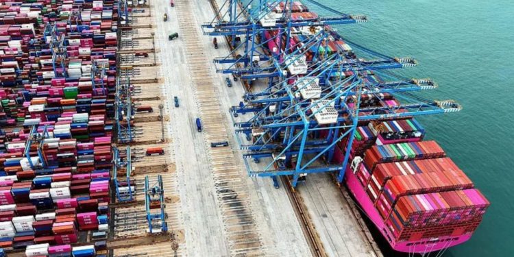 Trump njofton tarifa 100% për produktet kineze, Pekini: Po shkelni rregulla të dyfishta. Nuk kemi frikë nga tensionet tregtare.