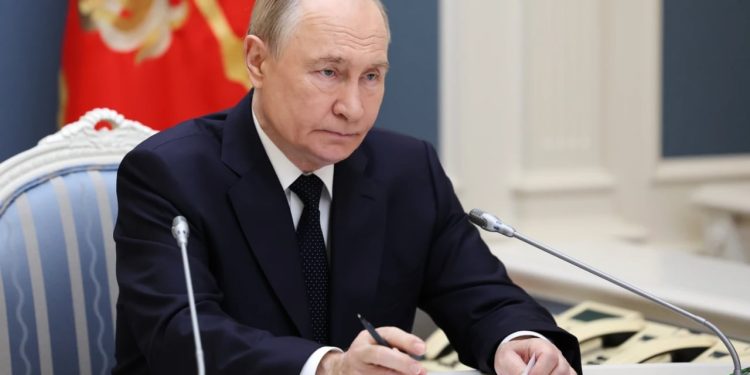 Trump pezullon takimin me Kremlinin, e cilëson “humbje kohe” ndërsa Rusia fillon stërvitjet bërthamore, Putin monitoron nga afër përgatitjet.