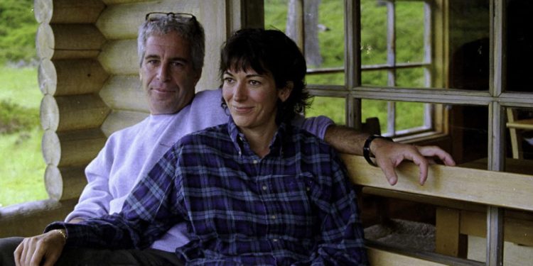 Trump po merr në konsideratë faljen për Ghislaine Maxwell, bashkëpunëtoren e burgosur të Epstein.