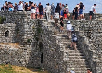 “Turizmi ka nevojë për transformim”, specialistët: Problema kryesore vijon të jetë cilësia e shërbimeve