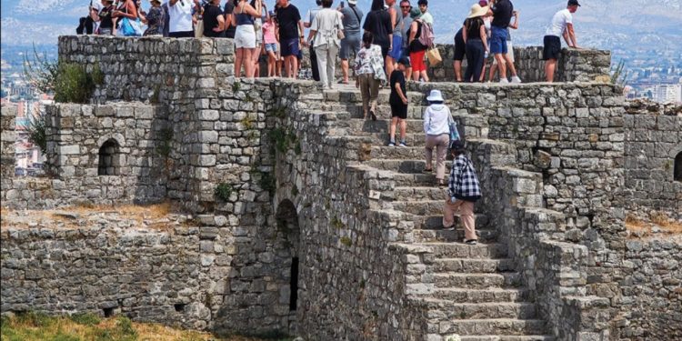 “Turizmi ka nevojë për transformim”, specialistët: Problema kryesore vijon të jetë cilësia e shërbimeve