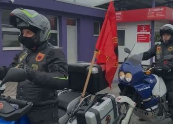 “UÇK” zhvillon një marshim në Tiranë, me mijëra njerëz nga Kosova dhe Lugina e Preshevës që mbërrijnë në Shqipëri për të marrë pjesë në protestë.