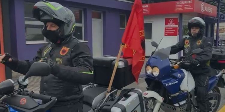 “UÇK” zhvillon një marshim në Tiranë, me mijëra njerëz nga Kosova dhe Lugina e Preshevës që mbërrijnë në Shqipëri për të marrë pjesë në protestë.