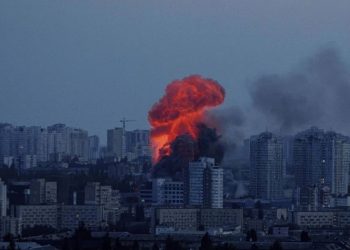 Ukraina godet Rusinë me 200 dronë gjatë natës, dy aeroporte të Moskës mbyllen.